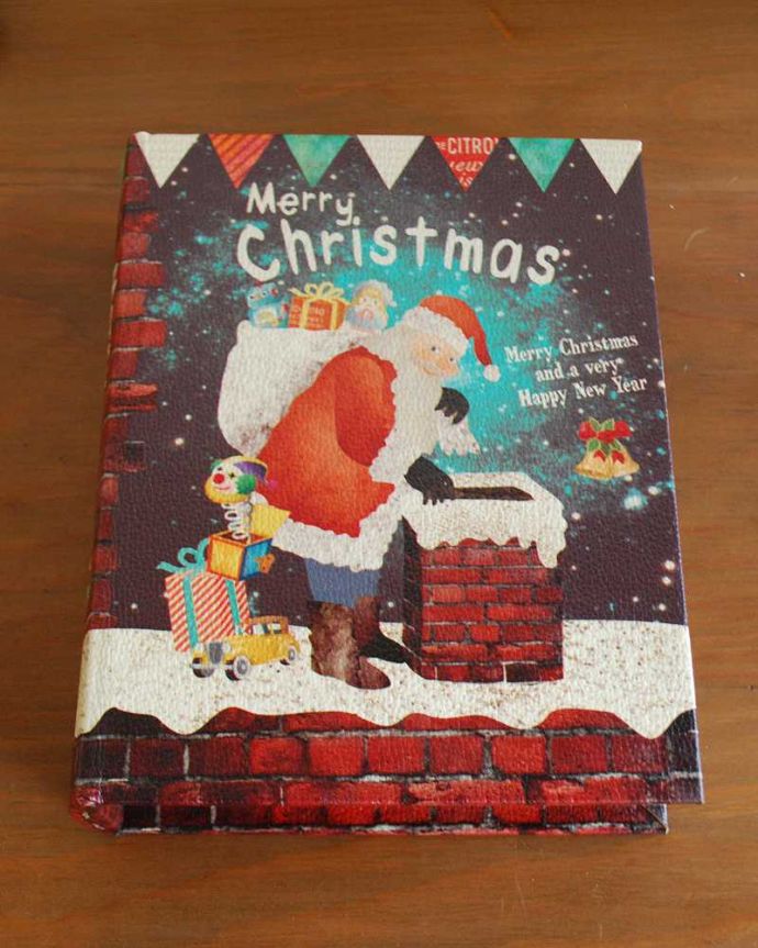 リビング雑貨　インテリア雑貨　ブックボックス（クリスマス・サンタさんとえんとつ）。まるでクリスマスの物語が始まりそう表紙はプレゼントを運ぶサンタさんです。(cm-85)