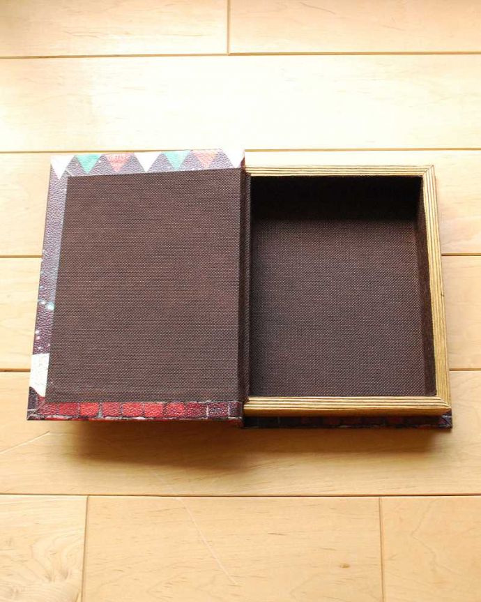 リビング雑貨　インテリア雑貨　ブックボックス（クリスマス・サンタさんとえんとつ）。パカッとあけると表紙を開くと中は小物入れになっています。(cm-85)