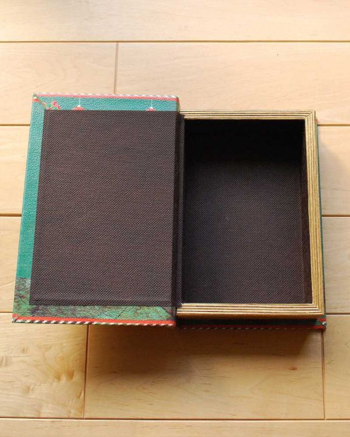 リビング雑貨　クリスマス用　ブックボックス（クリスマス・サンタさんとトナカイ）。表紙を開くと中は小物入れになっています。(cm-86)