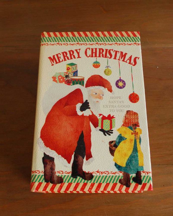 リビング雑貨　クリスマス用　ブックボックス（クリスマス・サンタさんと子ども）。表紙はプレゼントを渡すサンタさんです。(cm-92)