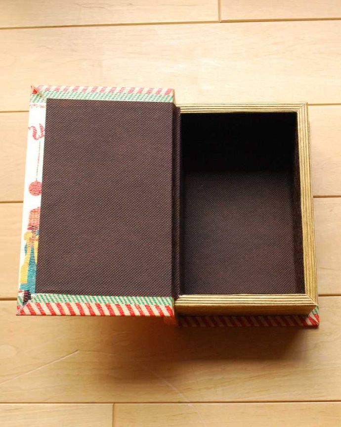 リビング雑貨　クリスマス用　ブックボックス（クリスマス・サンタさんと子ども）。表紙を開くと中は小物入れになっています。(cm-92)