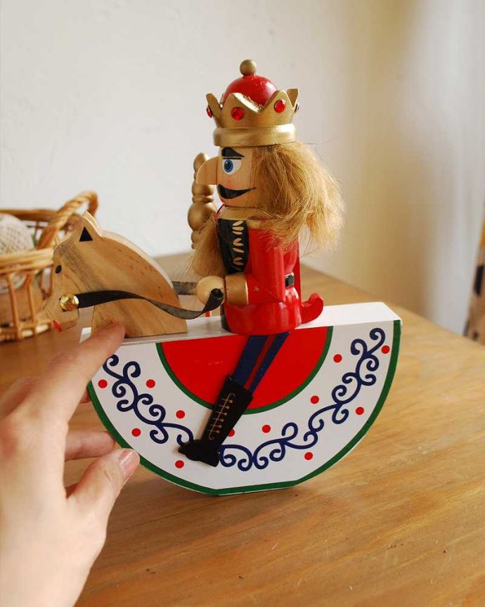 クリスマス用のおしゃれなオブジェ、木馬に乗った王様の可愛いくるみ
