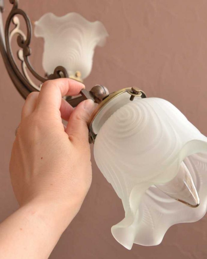 シャンデリア　照明・ライティング　スズランが咲いたデザインが可愛いアンティーク風のガラスシェード付きシャンデリア（アンティーク色・3灯・電球なし）。。(cr-506-a)