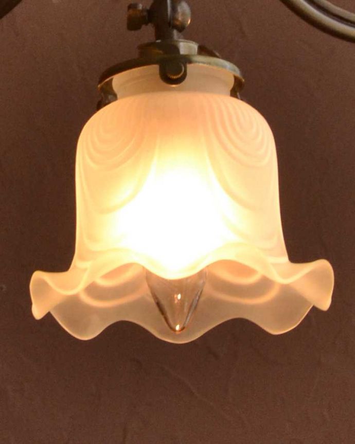 シャンデリア　照明・ライティング　スズランが咲いたデザインが可愛いアンティーク風のガラスシェード付きシャンデリア（アンティーク色・3灯・電球なし）。。(cr-506-a)