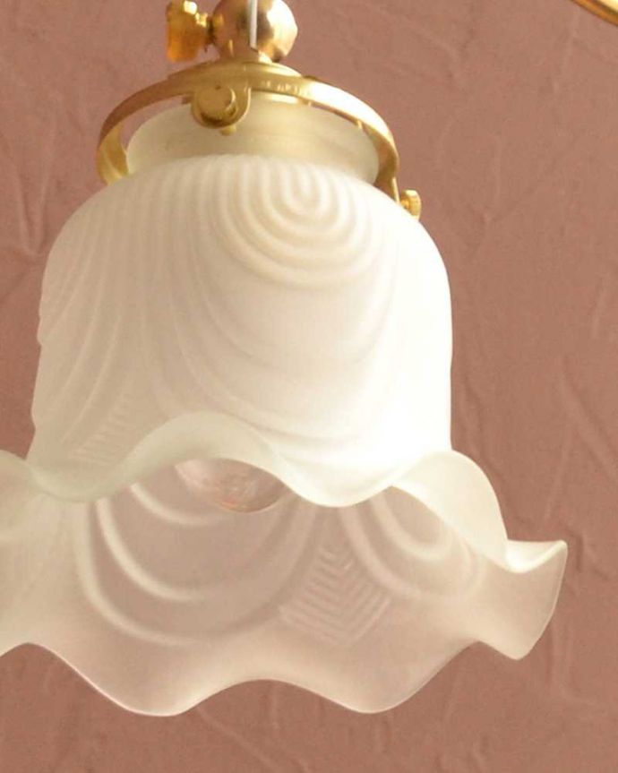 シャンデリア　照明・ライティング　スズランが咲いたデザインが可愛いアンティーク風のガラスシェード付きシャンデリア（3灯・電球なし）。。(cr-506-g)