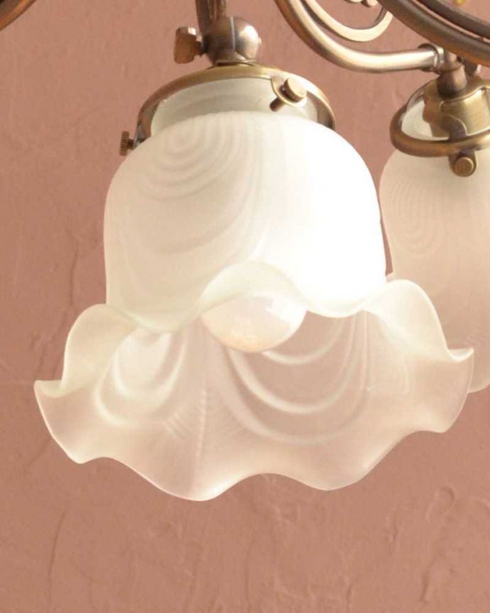 シャンデリア　照明・ライティング　スズランが咲いたデザインが可愛いアンティーク風のガラスシェード付きシャンデリア（アンティーク色・5灯・電球なし）。。(cr-507-a)