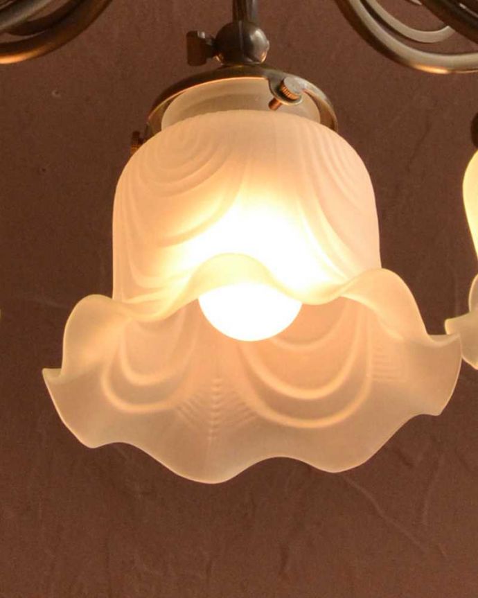 シャンデリア　照明・ライティング　スズランが咲いたデザインが可愛いアンティーク風のガラスシェード付きシャンデリア（アンティーク色・5灯・電球なし）。。(cr-507-a)