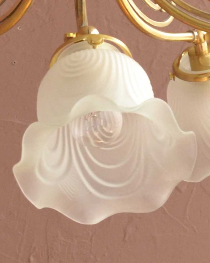 シャンデリア　照明・ライティング　スズランが咲いたデザインが可愛いアンティーク風のガラスシェード付きシャンデリア（5灯・電球なし）。。(cr-507-g)