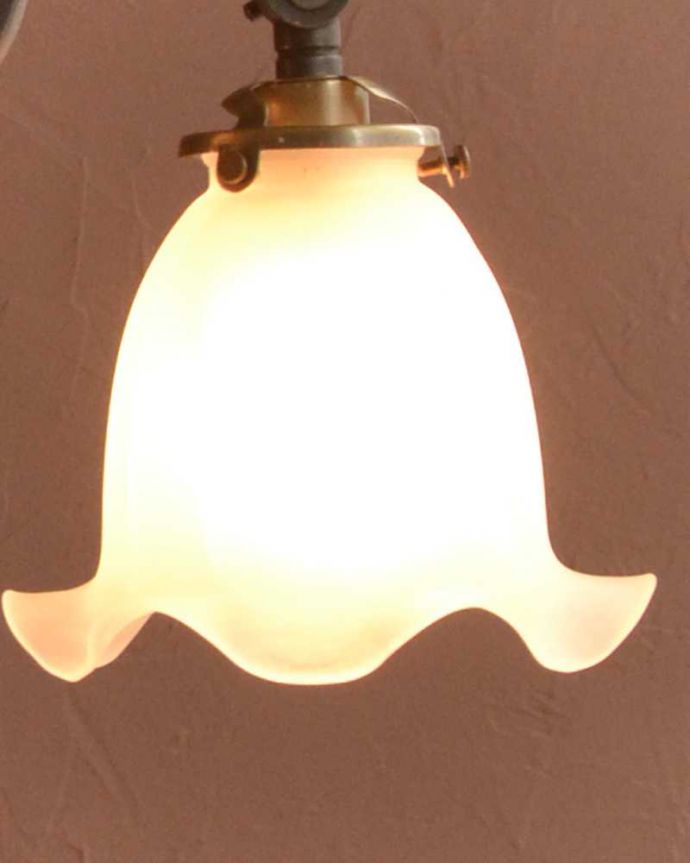 シャンデリア　照明・ライティング　ふんわりと女性らしいフロストガラスシェードのアンティーク風シャンデリア（アンティーク色・2灯・電球なし）。。(cr-509-a)