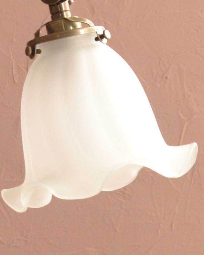 シャンデリア　照明・ライティング　ふんわりと女性らしいフロストガラスシェードのアンティーク風シャンデリア（アンティーク色・3灯・電球なし）。。(cr-510-a)