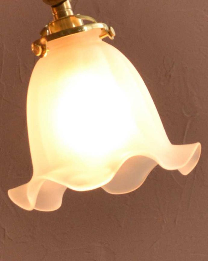 シャンデリア　照明・ライティング　ふんわりと女性らしいフロストガラスシェードのアンティーク風シャンデリア（3灯・電球なし）。。(cr-510-g)