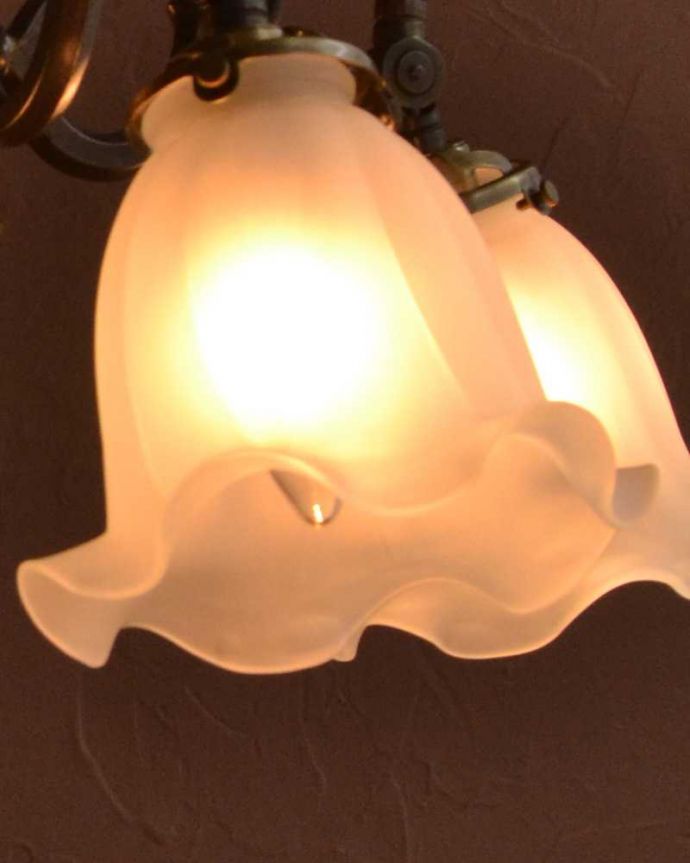 シャンデリア　照明・ライティング　ふんわりと女性らしいフロストガラスシェードのアンティーク風シャンデリア（アンティーク色・4灯・電球なし）。。(cr-511-aA)
