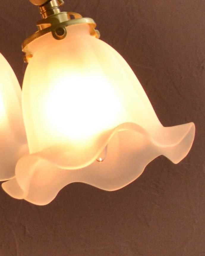 シャンデリア　照明・ライティング　ふんわりと女性らしいフロストガラスシェードのアンティーク風シャンデリア（4灯・電球なし）。。(cr-511-gA)