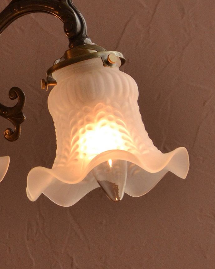 シャンデリア　照明・ライティング　アンティークをモチーフにした可愛いシェードのアンティーク風シャンデリア（アンティーク色・3灯・電球なし）。。(cr-512-a)
