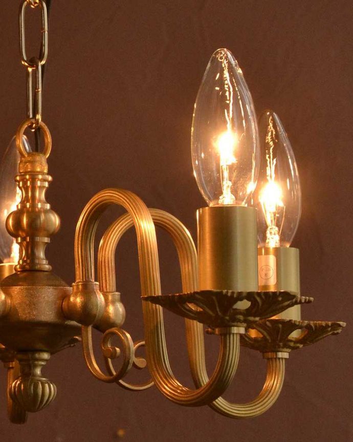 シャンデリア　照明・ライティング　アンティーク風の真鍮製シャンデリア（5灯・電球なし）。やさしい灯りで過ごす夜上向きのシャンデリアからの柔らかい優しい灯りは、一日の疲れを癒してくれます。(cr-515-g)