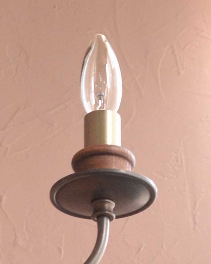 シャンデリア　照明・ライティング　木製×真鍮のコラボが人気のアンティーク風の木製シャンデリア（アンティーク色・5灯・電球なし）。LEDも使えます口金はE17型60W対応です。(cr-516-a)
