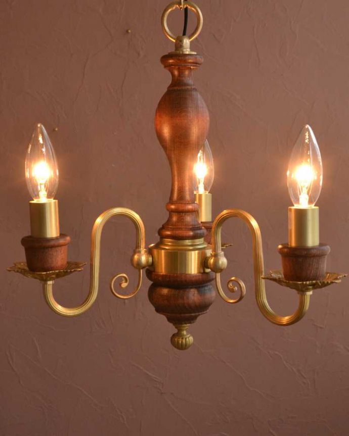 シャンデリア　照明・ライティング　木製×真鍮のコラボが人気のアンティーク風の木製シャンデリア（3灯・電球なし）。。(cr-517-g)