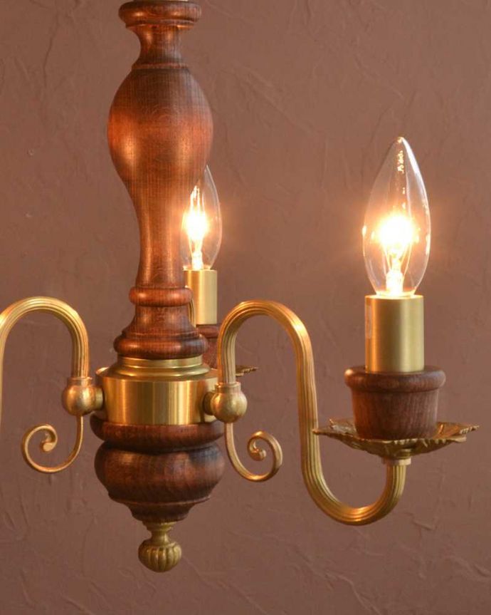 シャンデリア　照明・ライティング　木製×真鍮のコラボが人気のアンティーク風の木製シャンデリア（3灯・電球なし）。やさしい灯りで過ごす夜上向きのシャンデリアからの柔らかい優しい灯りは、一日の疲れを癒してくれます。(cr-517-g)