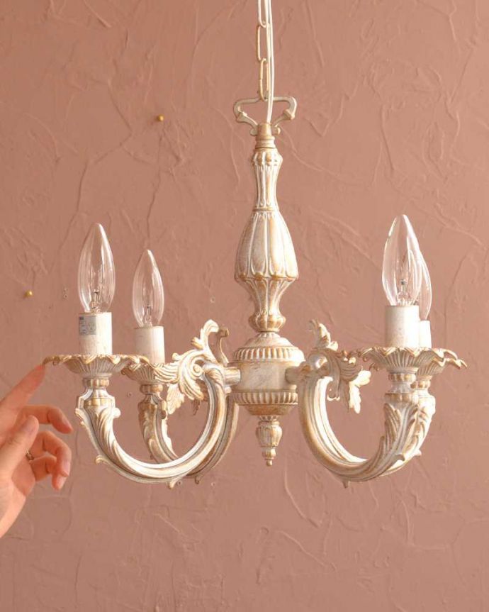 シャンデリア　照明・ライティング　アンティーク風のフレンチシャビーな雰囲気、真鍮の白いシャンデリア（4灯・電球なし）。。(cr-518)
