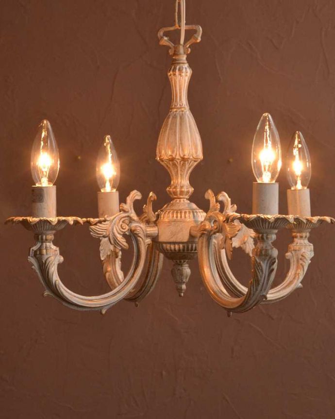 シャンデリア　照明・ライティング　アンティーク風のフレンチシャビーな雰囲気、真鍮の白いシャンデリア（4灯・電球なし）。。(cr-518)