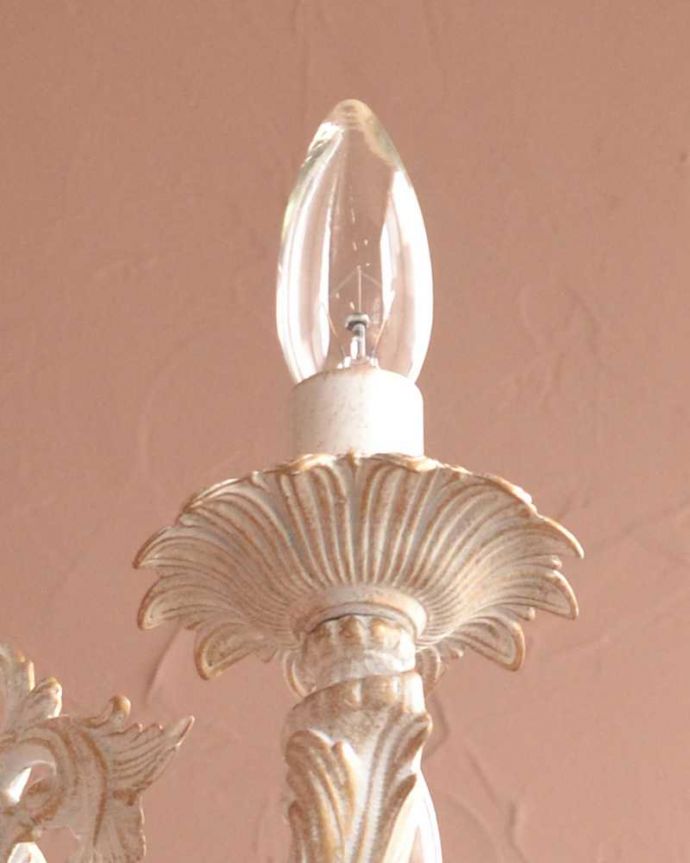 シャンデリア　照明・ライティング　アンティーク風のフレンチシャビーな雰囲気、真鍮の白いシャンデリア（4灯・電球なし）。LEDも使えます口金はE17型60W対応です。(cr-518)