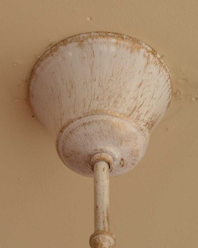 シャンデリア　照明・ライティング　アンティーク風のフレンチシャビーな雰囲気、真鍮の白いシャンデリア（4灯・電球なし）。カバーも付いてます天井に取り付けるカバーはこんな感じです。(cr-518)