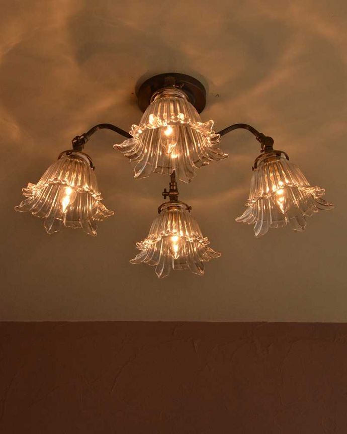 シャンデリア　照明・ライティング　アンティーク風の真鍮製シーリングシャンデリア（アンティーク色・4灯・電球なし） 。天井からの美しい明かり点灯すると、天井にシェードの陰影が現れて、なんとも幻想的な雰囲気。(cr-521-a)