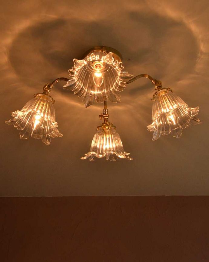 シャンデリア　照明・ライティング　アンティーク風の真鍮製シーリングシャンデリア（4灯・電球なし）。天井からの美しい明かり点灯すると、天井にシェードの陰影が現れて、なんとも幻想的な雰囲気。(cr-521-g)