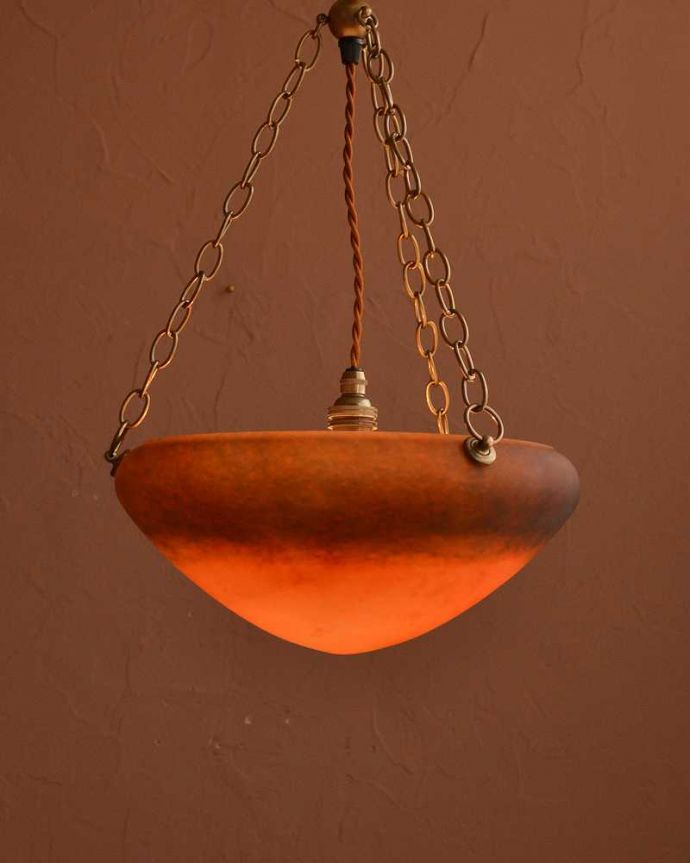 フランス生まれのオレンジ色のガラスが美しいハンギングボウル(E17シャンデリア球1灯付)