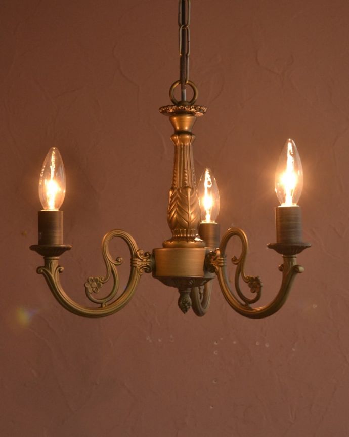 シャンデリア　照明・ライティング　アンティーク調の照明器具、落ち着いた輝きを放つシャンデリア（3灯・電球セット）　点灯すると･･･間接照明のシャンデリアは、点灯すると陰影を作ってくれるので、お部屋の中がドラマティックな雰囲気に。(cr-545)