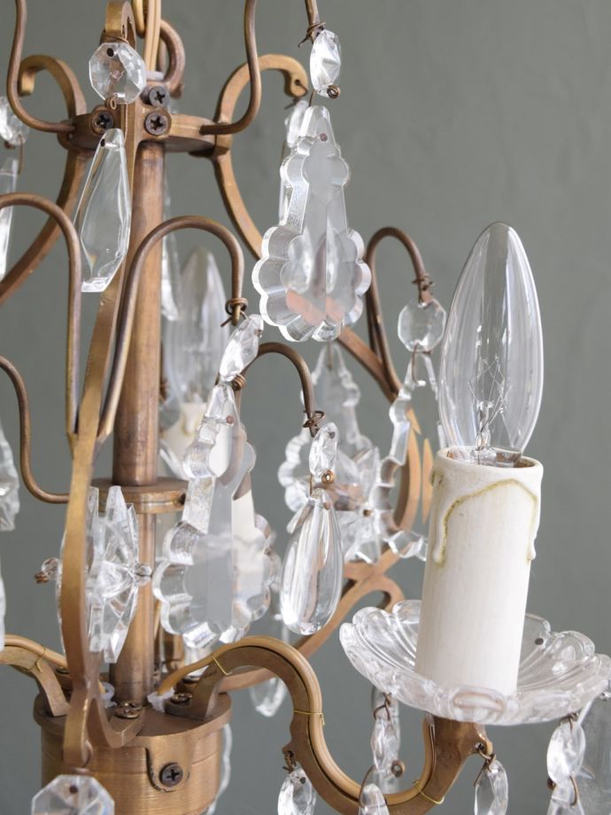 フランスから届いたアンティーク風のおしゃれな照明、キラっと輝くガラスのシャンデリア(3灯)（電球セット）