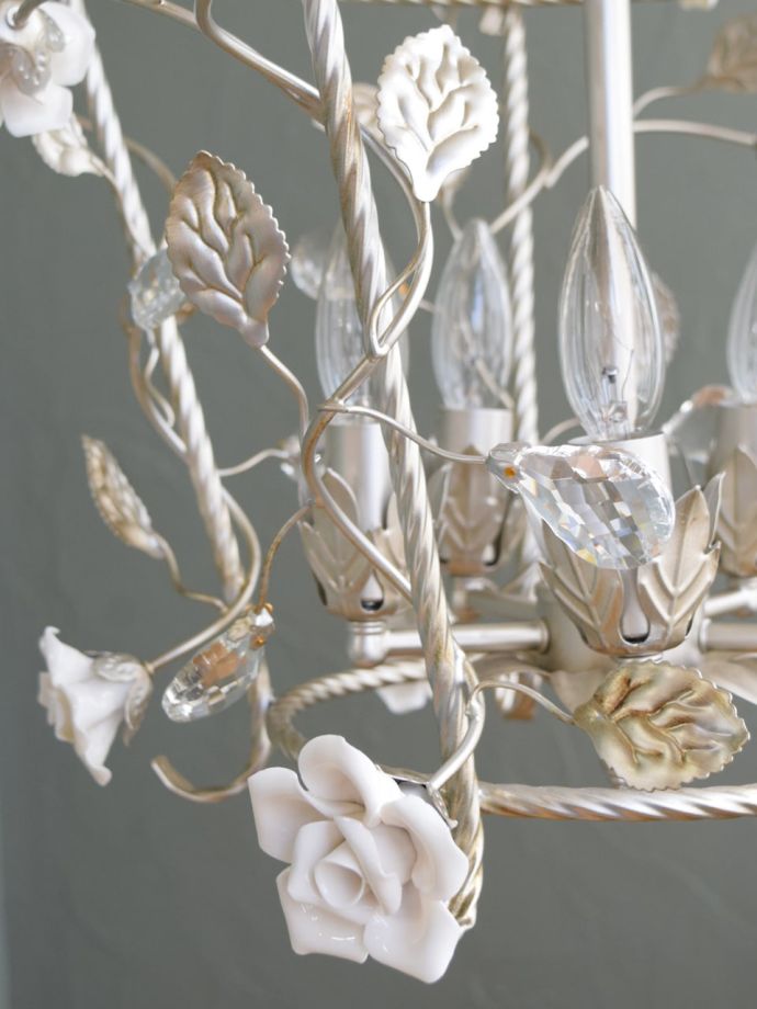 白い陶器のバラが可愛いアンティーク風シャンデリア（5灯・E17