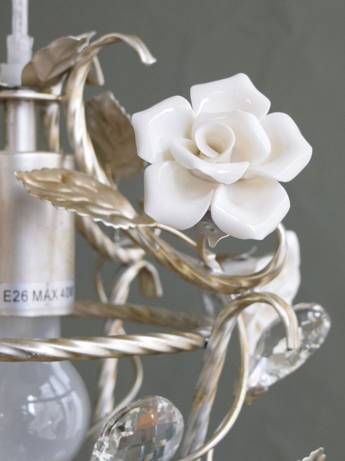 白い陶器のバラ