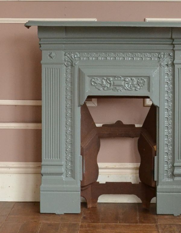 めずらしい家具　アンティーク家具　フランスの優雅な暮らしを演出する、アンティークのマントルピース。こちらは、ブルーグレーのめずらしいカラーリングです。(d-1035-f)