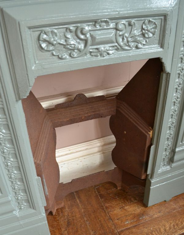 めずらしい家具　アンティーク家具　フランスの優雅な暮らしを演出する、アンティークのマントルピース。焚口はこんな感じです。(d-1035-f)