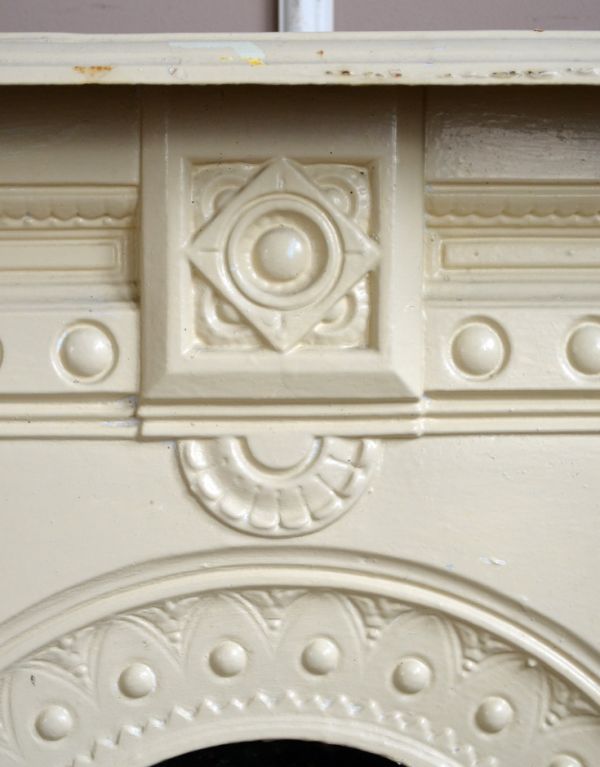 めずらしい家具　アンティーク家具　本場フランスより届いたアンティークの白いマントルピース。フランスならではの華やかな装飾がなんともステキです。(d-1036-f)