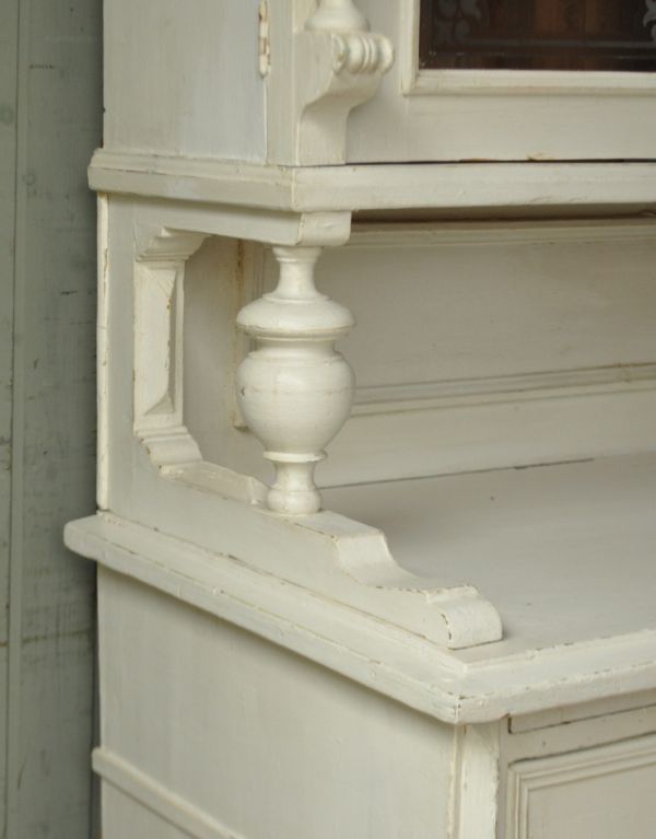 アンティークのキャビネット　アンティーク家具　アンティークのフレンチ家具、ホワイトペイントのカップボード（食器棚）。美しい彫にうっとり。(d-1039-f)