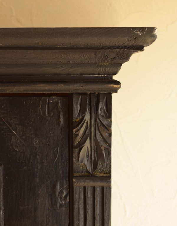 アンティークのキャビネット　アンティーク家具　アンティークのペイント家具、ブラック色のガラスキャビネット。美しい彫にうっとり。(d-1040-f)