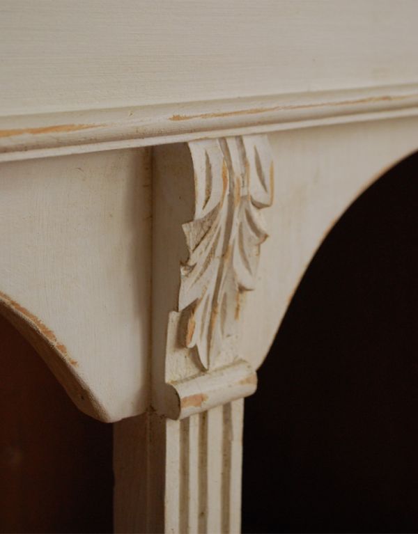 アンティークのキャビネット　アンティーク家具　アンティークのフレンチインテリア、引き出し付きのブックケース。美しい彫にうっとり。(d-1046-f)