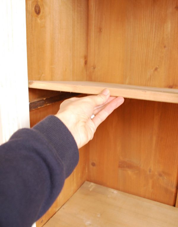 アンティークのキャビネット　アンティーク家具　アンティークのフレンチインテリア、引き出し付きのブックケース。棚板は可動します。(d-1046-f)