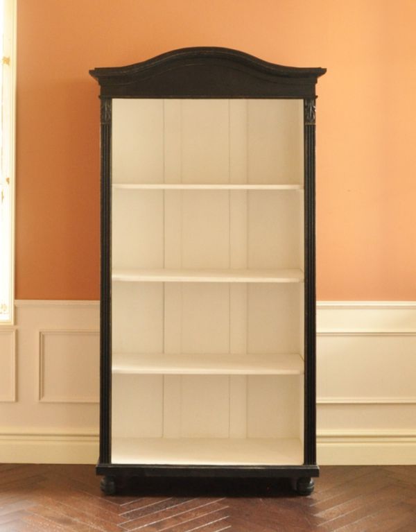 アンティークのキャビネット　アンティーク家具　アンティークのフレンチ家具、ブラックペイントのブックケース（本棚）。ボディはブラック、中はホワイトと２色使いです。(d-1051-f)