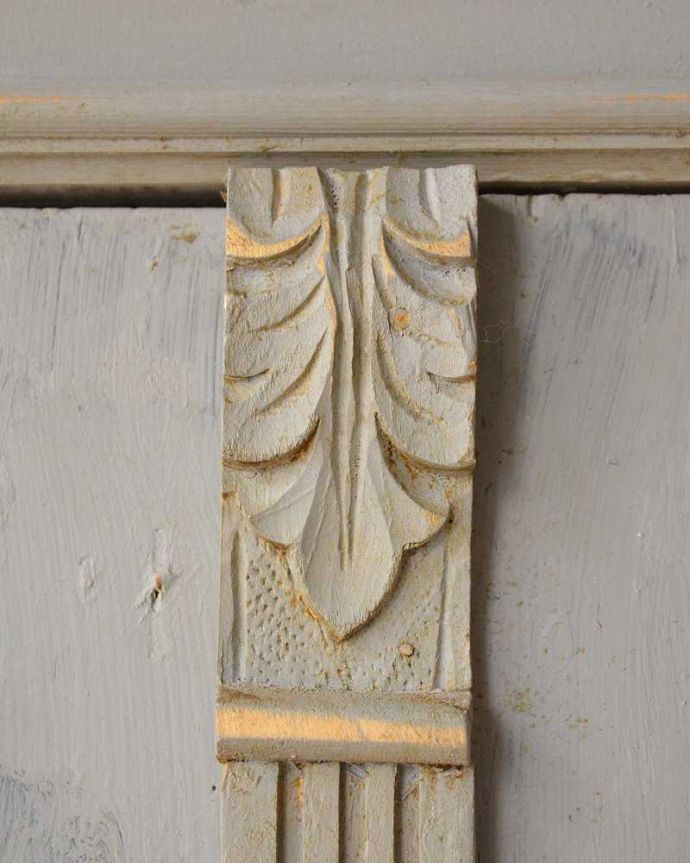 ワードローブ　アンティーク家具　アンティークのフレンチ家具、グリアージュのワードローブ（グレー）。フランスらしい彫が扉を彩ります。(d-1052-f-1)