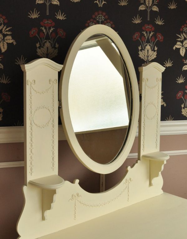 アンティークのドレッサー　アンティーク家具　フレンチスタイルのアンティーク家具、ホワイト色のドレッシングチェスト。美しく映し出してくれる鏡大きな鏡はお部屋を広く見せる効果も。(d-1058-f)