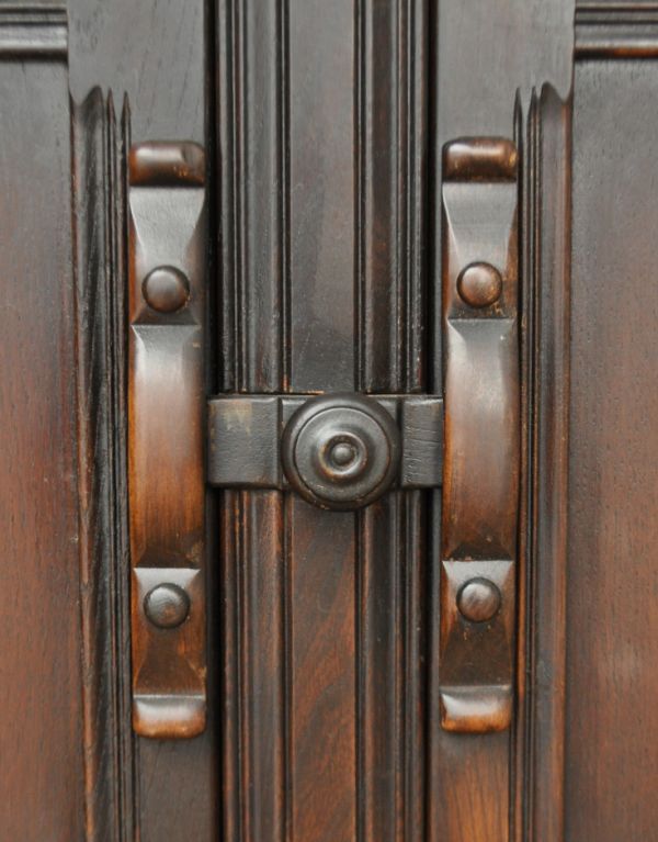 アーコールの家具　アンティーク家具　イギリスのシンプルなアンティーク家具、アーコールのサイドボード。扉はハンドルタイプの取っ手になっています。(d-1060-f)