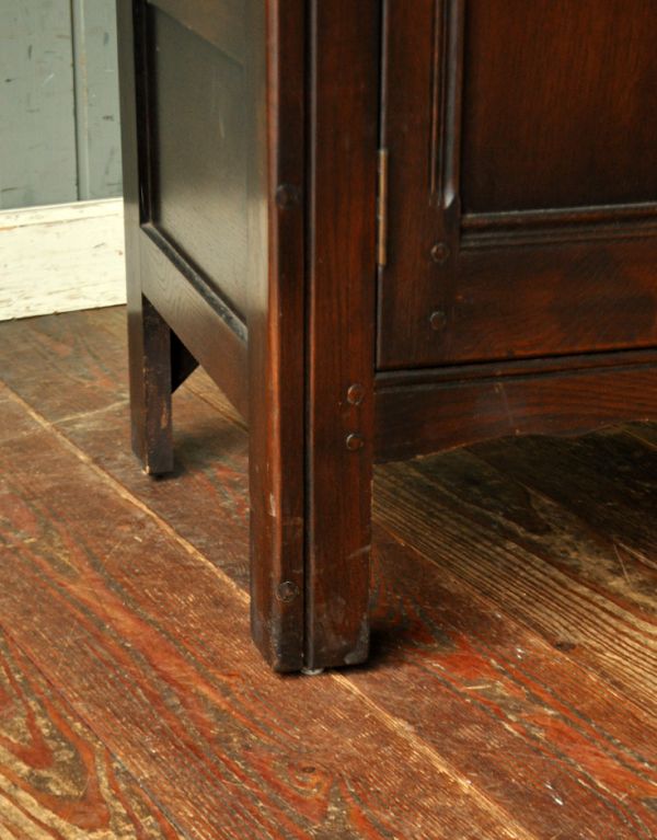 アーコールの家具　アンティーク家具　イギリスのシンプルなアンティーク家具、アーコールのサイドボード。アーコールの脚はシンプルで温かいイメージ。(d-1060-f)