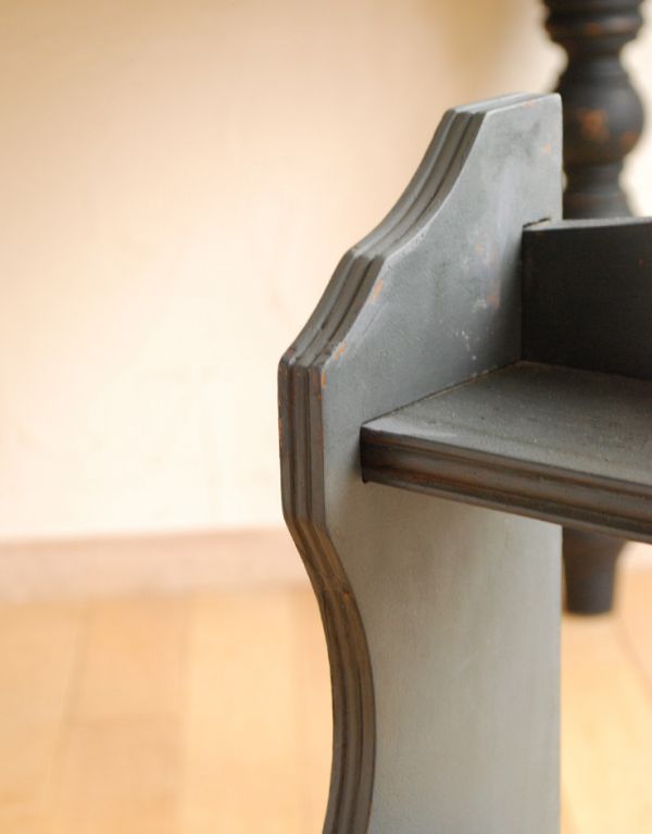ウォールシェルフ・ウォールハンガー　アンティーク家具　ブラックペイントの透かし彫りがついたアンティークウォールシェルフ。可愛らしいカッティングがされています。(d-1071-f)