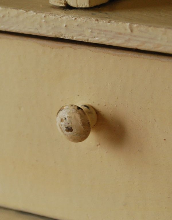 ウォールキャビネット　アンティーク家具　小さな壁掛けキャビネット、ホワイトペイントのミラー付きのスモールキャビネット。コロンとした丸い取っ手可愛い丸い取っ手がちょこんとついています。(d-1076-f)