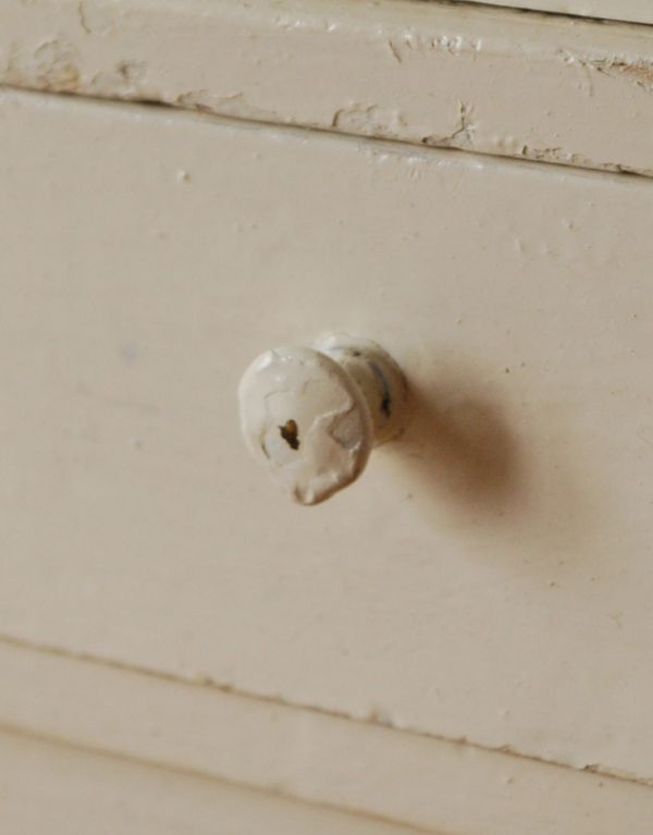 アンティークのキャビネット　アンティーク家具　小さな壁掛けキャビネット、ホワイトペイントのアンティークスモールキャビネット（引き出し付き）。扉と、引き出しには、小さくて可愛いつまみがちょこんと付いています。(d-1079-f)