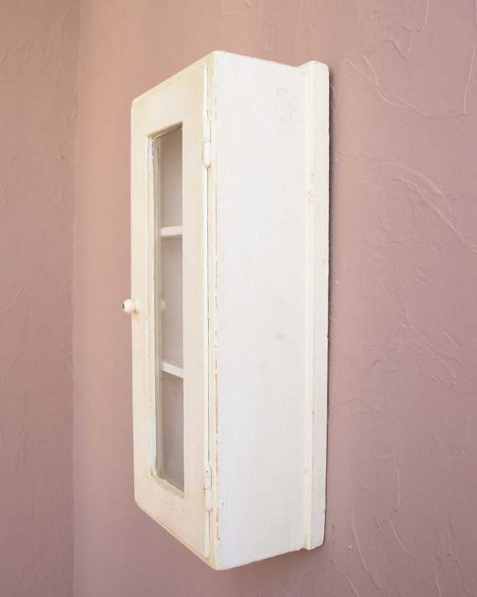 アンティークのキャビネット　アンティーク家具　壁に付ける小さなアンティーク家具、ホワイトペイントのスモールガラスキャビネット 。横顔だって美しい正面だけじゃなく横もキレイに修復してあります。(d-1081-f)