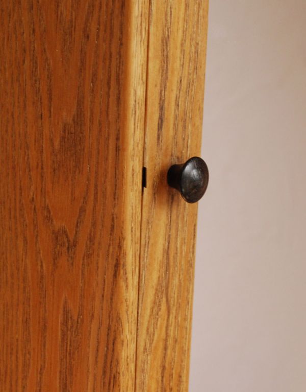 ウォールキャビネット　アンティーク家具　アンティークの小さな家具、タオルバー付き木製のスモールキャビネット。扉の取っ手は小さくて可愛い取っ手です。(d-1084-f)